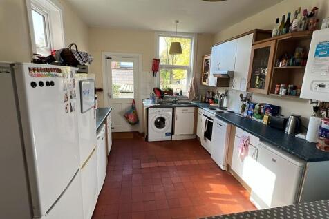 5-bed semi-detached on Harlaxton Drive, Nottingham, Nottinghamshire, NG7, £2,557/mo