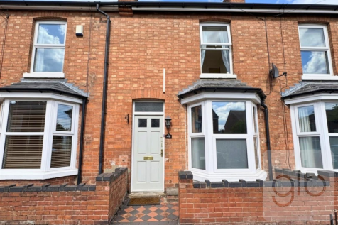 4-bed terraced on Gordon Street, Leamington Spa, £1,900/mo