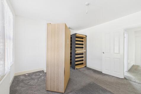 CAM03151G0-PR0042-STILL001