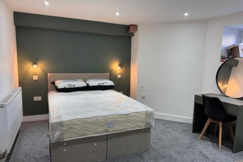 1-bed house on Dragon Parade, £800/mo
