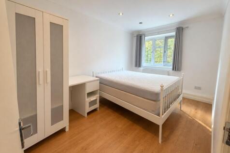 Astbury House - 2 Bedroom with a living room photo 2
