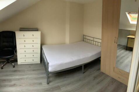 Bright, neatly presented double bedroom with mo...