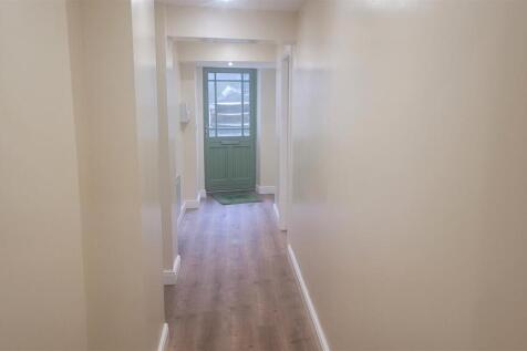 flat b 4 reg - entrance hall.jpg