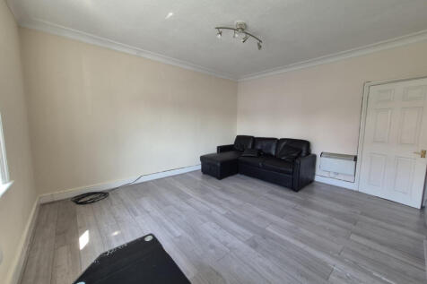 Beautifully Presented Two-Bedroom Top Floor Flat 