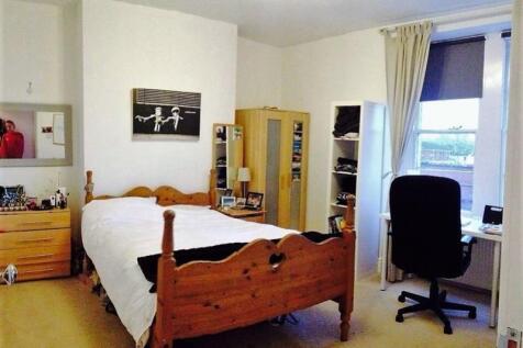 Large-double-bedr0om-2-bed-flat-Clifton_800x567_80