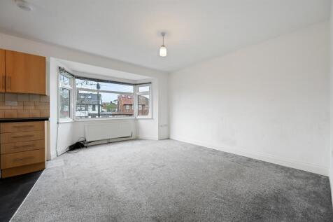LR - Flat 2, 54 Grampian Gardens - 21 (1).jpg
