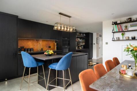 Open-plan kitchen/dining