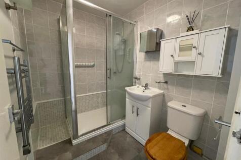 Flat 11 bathroom.jpeg