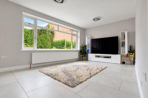 21 Stafford Crescent photo 4