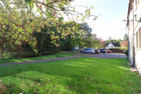 COMMUNAL GROUNDS