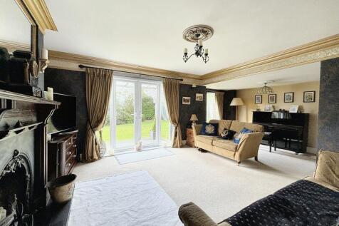 5 bed, 2 bath Farm House in Manchester - Photo 11