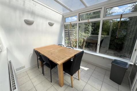 Hampton Close photo 3
