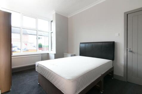Bright and spacious double bedroom featuring la...