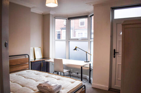 Cromwell St // 4 Bed & 2 Bath // June 2027 photo 4