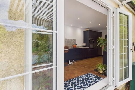 CAM04201G0-PR0085-STILL097