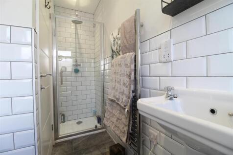 9 Bathroom (2).JPG
