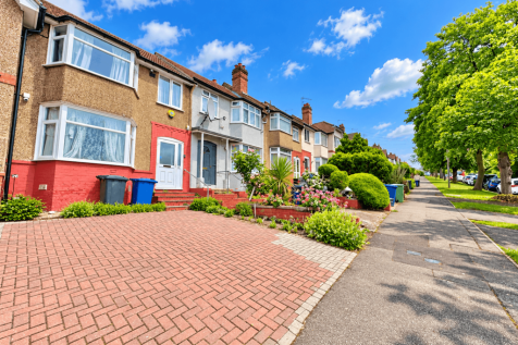 Spacious 3/4 Bedroom House with Driveway &amp; Large 