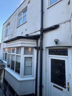 1-bed semi-detached on Wimborne Road, Bournemouth, £600/mo