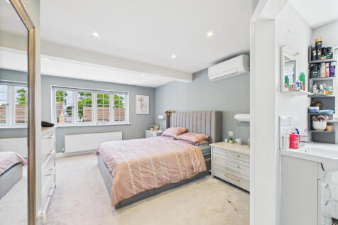 CAM02909G0-PR0400-STILL034