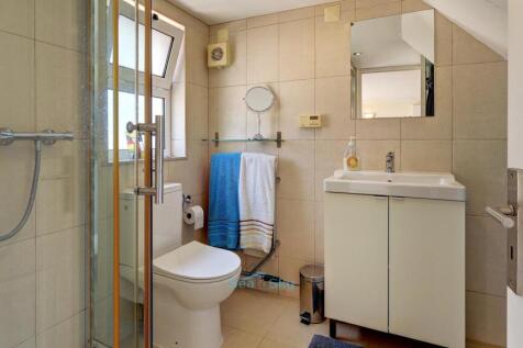 en-suite shower room