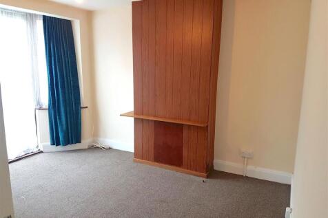 Glamis Cresent , Hayes , Middlesex photo 3