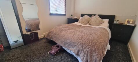 A well-presented double bedroom featuring a spa...