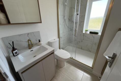 Bathroom shared by Rooms 3 and 4