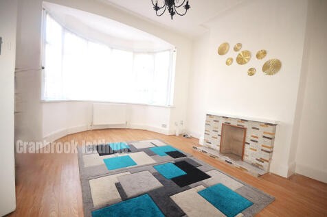 Semi-Detached House to rent Emmott Avenue, Ilford