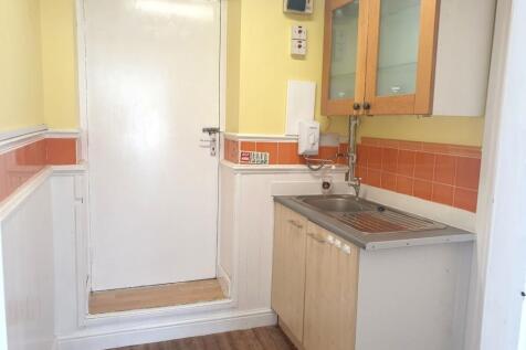 Retail Property (high street) to rent Image 3