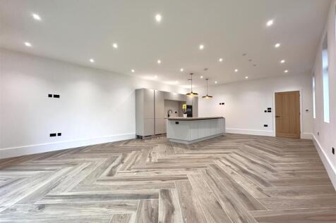 Substantial OPEN-PLAN Living/Kitchen 586