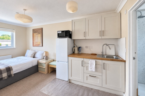 Studio flat on Neville Road, Cambridge, CB1, £1,100/mo