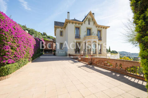 Espectacular-villa-modernista-catalogada-con-vi...