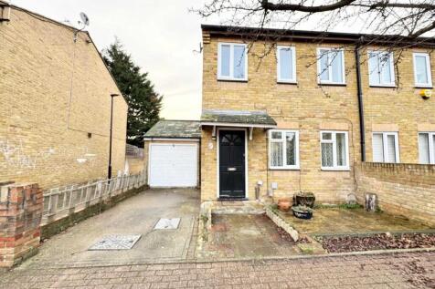 3 bed semi-detached house to rent Camelot Close, 