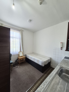 Self- contained Studio for rent N13