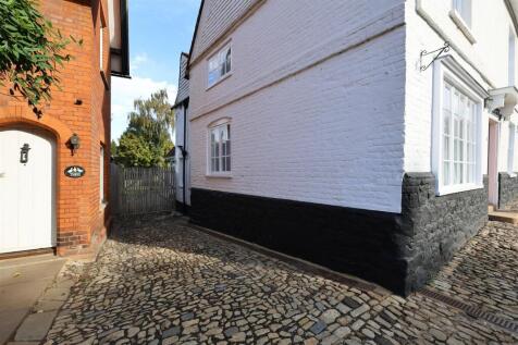 SIDE ACCESS / DRIVEWAY