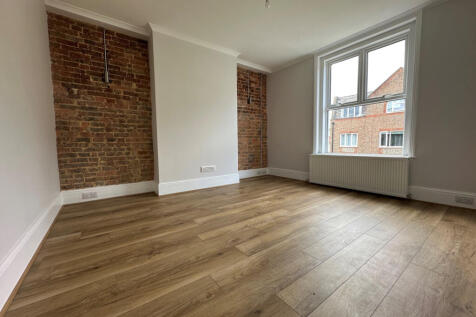 3 bed flat to rent Bridge Street, Leatherhead KT2