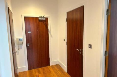 ENTRANCE/VESTIBULE