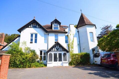 3-bed flat on Cavendish Road, Magnolia Court, BH1, £2,500/mo
