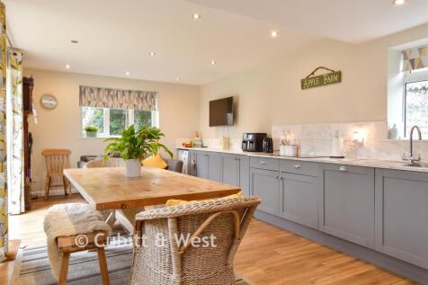 Kitchen/ Dining Room