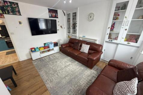 Roydene Crescent photo 3