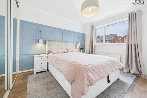 Double Bedroom with built in wardrobes