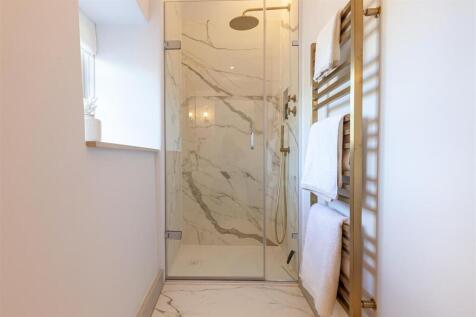 Family Bathroom 2.jpg