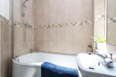 10a Delamere Road SW20 bathroom 2.jpg