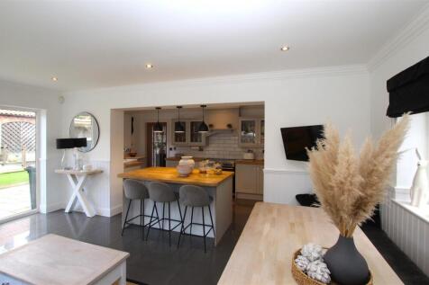 Dining Area &amp; Family Area - b.JPG