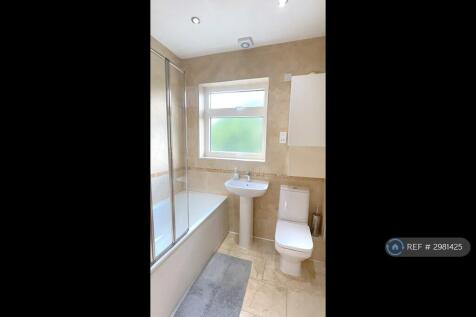 Main Bathroom With Bath/Shower