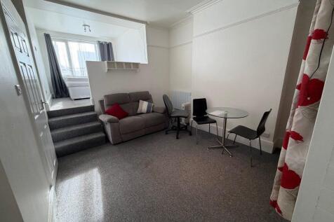 Studio flat on Christchurch Road, Boscombe, £900/mo