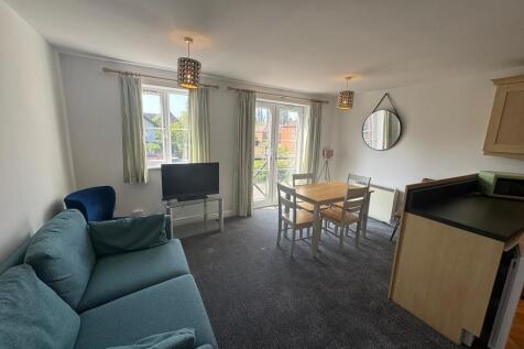 2-bed flat on Huntington Road, £1,100/mo
