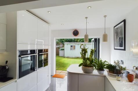 CAM01995G0-PR0205-STILL039