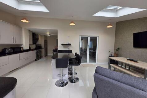 Kitchen/ Breakfast/Family RoomRoom Ad...