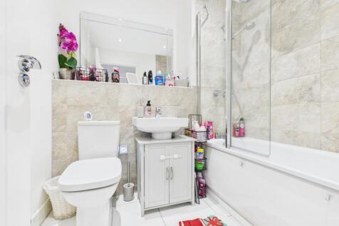 CAM03729G0-PR0199-STILL032